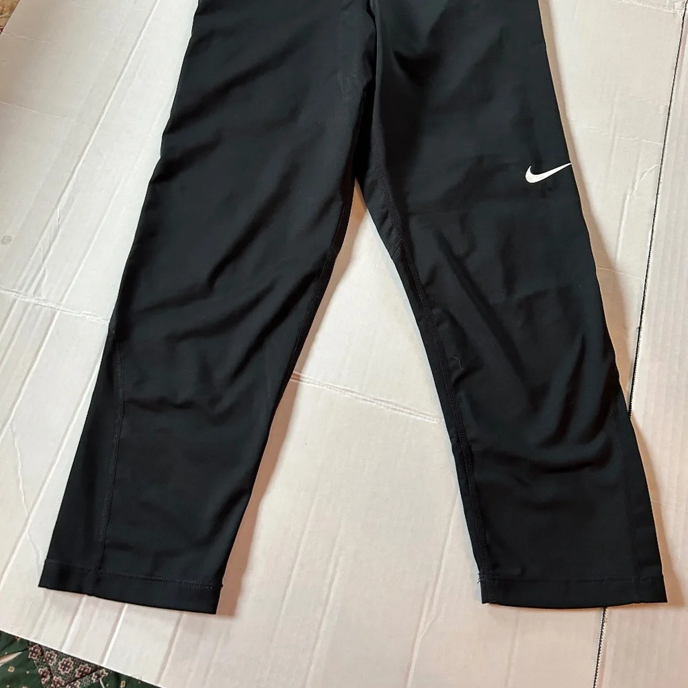 Nike Pro  Womens Mid Rise Cropped Leggings, Large - Picture 2 of 5